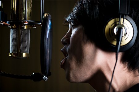 estudio de grabación - singing in a recording studio Foto de stock - Sin royalties Premium, Código: 640-02779007