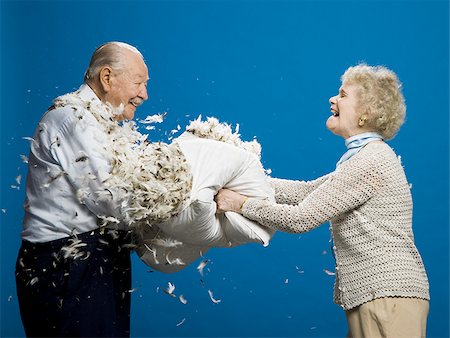 Older couple pillow fighting Foto de stock - Sin royalties Premium, Código: 640-02770015