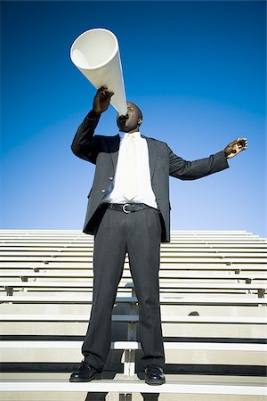 presentador (hombre y mujer) - Man yelling through bullhorn Foto de stock - Sin royalties Premium, Código: 640-02770052