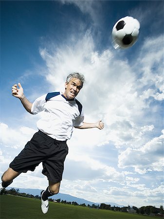 simsearch:640-03255436,k - Soccer player heading ball Foto de stock - Sin royalties Premium, Código: 640-02770260