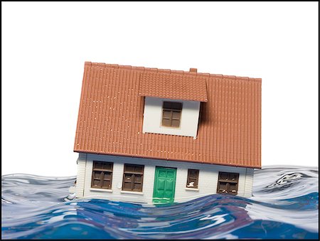 Flooded toy house floating in water Foto de stock - Sin royalties Premium, Código: 640-02770487