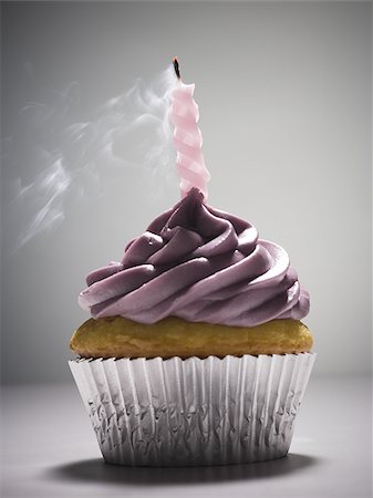 soplar velas - Cupcake with one birthday candle Foto de stock - Sin royalties Premium, Código: 640-02770531