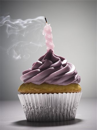 soplar velas - Cupcake with one birthday candle Foto de stock - Sin royalties Premium, Código: 640-02770532