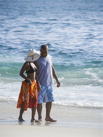 simsearch:640-03258792,k - Couple marchant main dans la main sur la plage Photographie de stock - Premium Libres de Droits, Code: 640-02770678