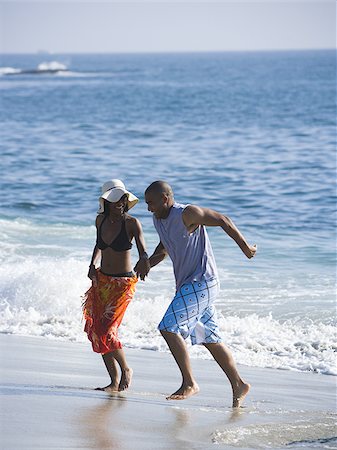 simsearch:640-03258792,k - Couple marchant main dans la main sur la plage Photographie de stock - Premium Libres de Droits, Code: 640-02770679