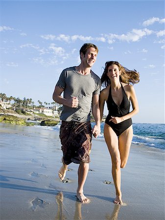 simsearch:640-03258792,k - En cours d'exécution sur une plage de couple Photographie de stock - Premium Libres de Droits, Code: 640-02770723