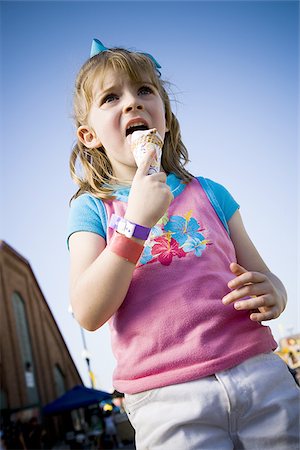 simsearch:640-02774723,k - Young girl eating ice cream cone Foto de stock - Sin royalties Premium, Código: 640-02770746