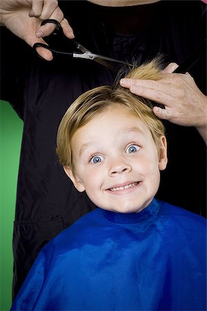 primeiro corte de cabelo - Boy having his hair cut Foto de stock - Royalty Free Premium, Número: 640-02770894