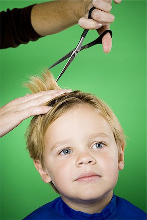 primeiro corte de cabelo - Boy having his hair cut Foto de stock - Royalty Free Premium, Número: 640-02770895