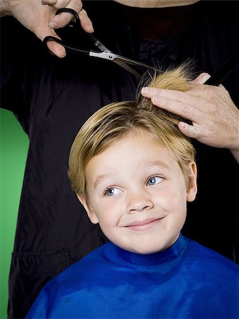 primeiro corte de cabelo - Boy having his hair cut Foto de stock - Royalty Free Premium, Número: 640-02770896