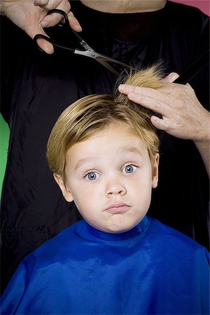 primeiro corte de cabelo - Boy having his hair cut Foto de stock - Royalty Free Premium, Número: 640-02770893