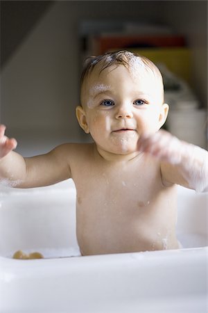 simsearch:640-03259648,k - Baby bathing in sink Stock Photo - Premium Royalty-Free, Code: 640-02771469
