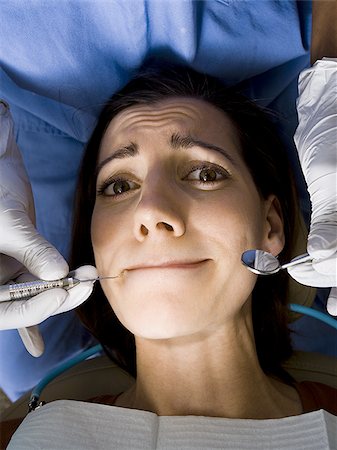 simsearch:640-02771560,k - Femme ayant examen dentaire Photographie de stock - Premium Libres de Droits, Code: 640-02771582