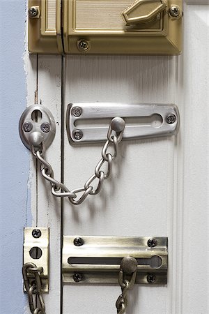 encadenar - Three locks on door Foto de stock - Sin royalties Premium, Código: 640-02771661