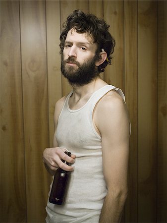 débraillé - Homme debout avec les bras croisés et de bouteille de bière Photographie de stock - Premium Libres de Droits, Code: 640-02771712