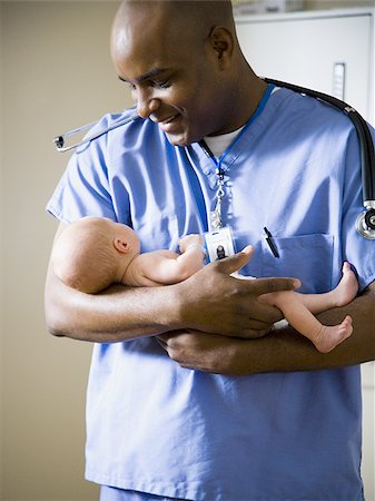 simsearch:640-02771739,k - Male nurse or doctor holding newborn baby Foto de stock - Royalty Free Premium, Número: 640-02771734