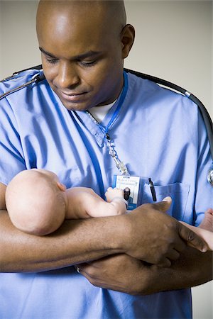 simsearch:640-02771739,k - Male nurse or doctor holding newborn baby Foto de stock - Royalty Free Premium, Número: 640-02771735