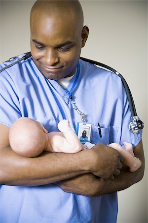 simsearch:640-03261677,k - Male nurse or doctor holding newborn baby Foto de stock - Royalty Free Premium, Número: 640-02771736