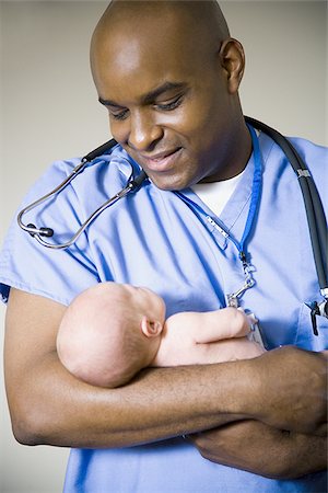 simsearch:640-02771739,k - Male nurse or doctor holding newborn baby Foto de stock - Royalty Free Premium, Número: 640-02771737