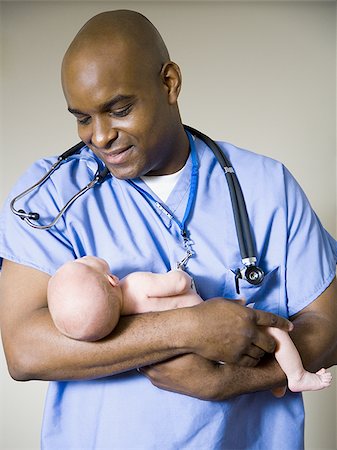 simsearch:640-02771739,k - Male nurse or doctor holding newborn baby Foto de stock - Royalty Free Premium, Número: 640-02771738