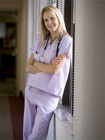 simsearch:640-02765138,k - Eine Krankenschwester mit Arme verschränkt lächelnd portrait Stockbilder - Premium RF Lizenzfrei, Bildnummer: 640-02771755