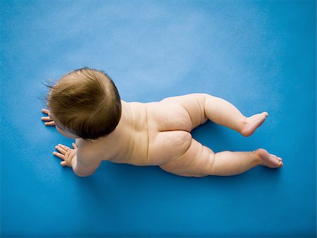 Bébé sur le ventre d'en haut Photographie de stock - Premium Libres de Droits, Code: 640-02772342