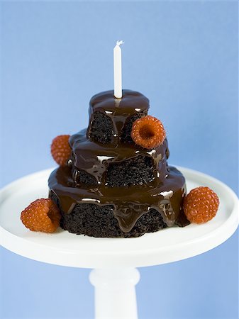 simsearch:640-03259003,k - Gâteau au chocolat avec framboises et bougie Photographie de stock - Premium Libres de Droits, Code: 640-02772608