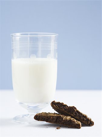 simsearch:640-02772614,k - Glass of milk with chocolate cookie Stock Photo - Premium Royalty-Free, Code: 640-02772615