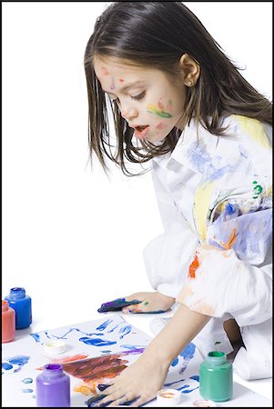 pintura a dedo - Young girl finger painting Foto de stock - Royalty Free Premium, Número: 640-02772746