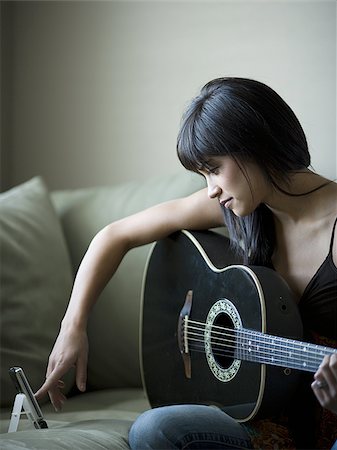 simsearch:640-02772872,k - Accordage guitare femme métronome Photographie de stock - Premium Libres de Droits, Code: 640-02772791