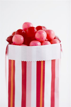 Boîte de bonbons avec des bonbons roses et rouges Photographie de stock - Premium Libres de Droits, Code: 640-02773109