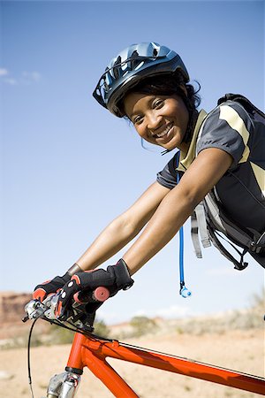 simsearch:640-02773934,k - Female cyclist with helmet outdoors smiling Foto de stock - Royalty Free Premium, Número: 640-02773180