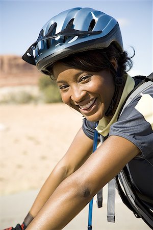 simsearch:640-02773934,k - Female cyclist with helmet outdoors smiling Foto de stock - Royalty Free Premium, Número: 640-02773181