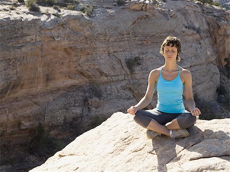 simsearch:640-03261348,k - Femme assise Croix legged sur rock en plein air faisant du yoga Photographie de stock - Premium Libres de Droits, Code: 640-02773196