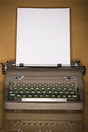 Vieille machine à écrire avec une page blanche Photographie de stock - Premium Libres de Droits, Code: 640-02773285