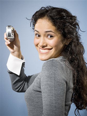 simsearch:640-01458889,k - Prenez une photo avec l'appareil photo numérique sourire de femme Photographie de stock - Premium Libres de Droits, Code: 640-02773441