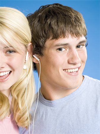 simsearch:640-02773489,k - Portrait of a young couple with ear buds smiling Fotografie stock - Premium Royalty-Free, Codice: 640-02773488