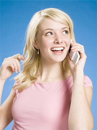 simsearch:640-01601405,k - Woman talking on cell phone smiling Foto de stock - Royalty Free Premium, Número: 640-02773512