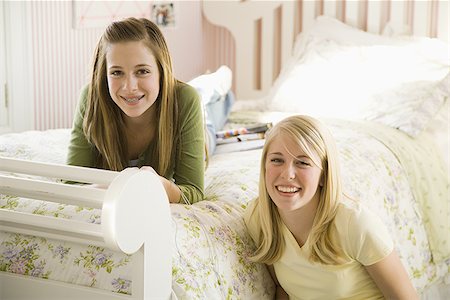 simsearch:640-03258560,k - Porträt von zwei Mädchen im Schlafzimmer lächelnd Stockbilder - Premium RF Lizenzfrei, Bildnummer: 640-02773539