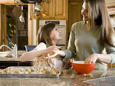 simsearch:640-01357998,k - Fille dans la cuisine avec la femme de cuisson des biscuits Photographie de stock - Premium Libres de Droits, Code: 640-02773561