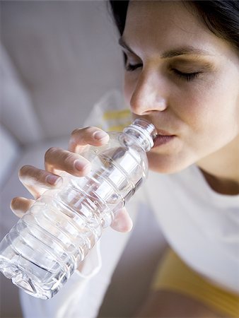 simsearch:640-02773714,k - Woman sitting and drinking bottled water Foto de stock - Sin royalties Premium, Código: 640-02773836