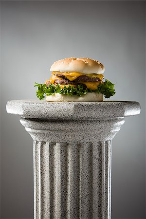 cheeseburger on a pedestal Foto de stock - Sin royalties Premium, Código: 640-02947716