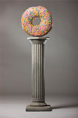 donut on a pedestal Foto de stock - Sin royalties Premium, Código: 640-02947719