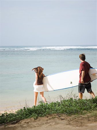 simsearch:640-02947665,k - Paar, gehen an den Strand zum Surfen Stockbilder - Premium RF Lizenzfrei, Bildnummer: 640-02947721