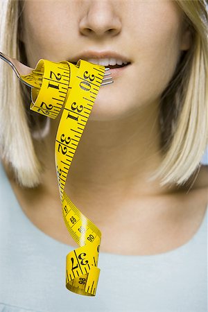 régime - femme avec un ruban à mesurer sur une fourche Photographie de stock - Premium Libres de Droits, Code: 640-02947845