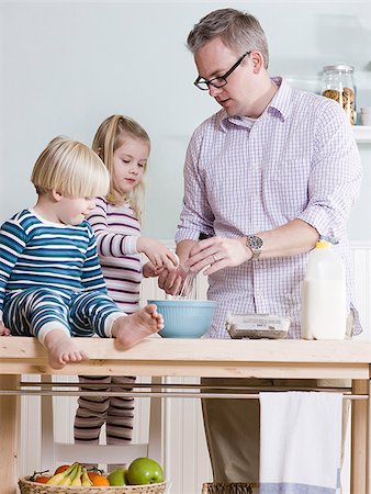 simsearch:640-02948062,k - father and children making breakfast Foto de stock - Sin royalties Premium, Código: 640-02948046