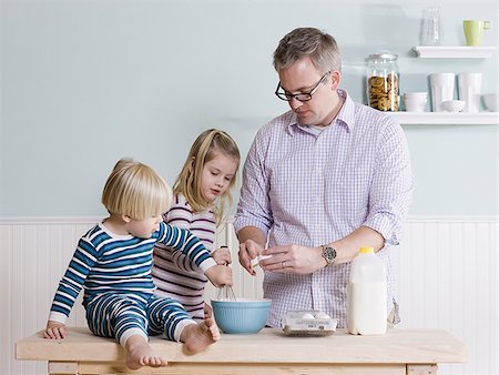 simsearch:640-02948062,k - father and children making breakfast Foto de stock - Sin royalties Premium, Código: 640-02948041