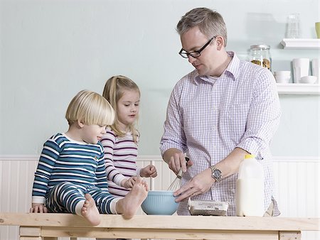 simsearch:640-02948062,k - father and children making breakfast Foto de stock - Sin royalties Premium, Código: 640-02948042