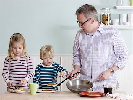 pancake breakfast - father and children making breakfast Foto de stock - Sin royalties Premium, Código: 640-02948061