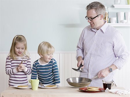 simsearch:640-02948062,k - father and children making breakfast Foto de stock - Sin royalties Premium, Código: 640-02948062